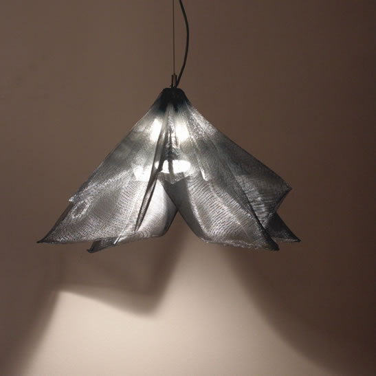 Hängeleuchten und Leuchten über dem Esstisch.